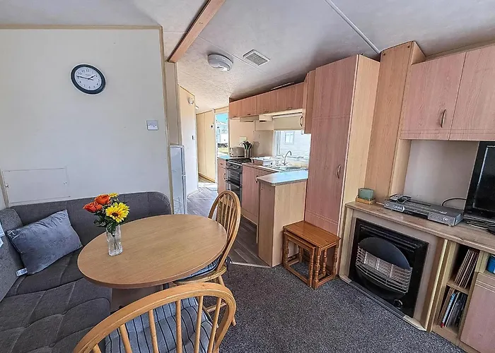 Lovely Caravan At Valley Farm Holiday Park, Sleeps 8 Ref 46127V