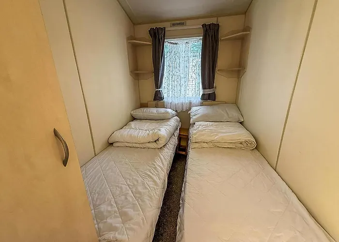 Lovely Caravan At Valley Farm Holiday Park, Sleeps 8 Ref 46127V