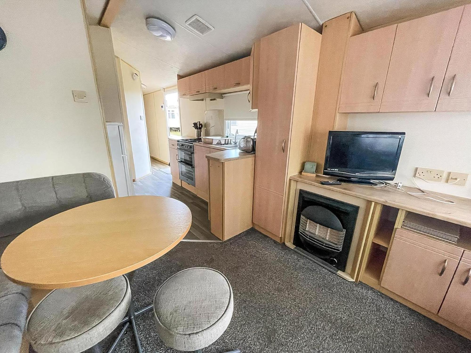 Lovely Caravan At Valley Farm Park, Sleeps 8 Ref 46127v Great Clacton