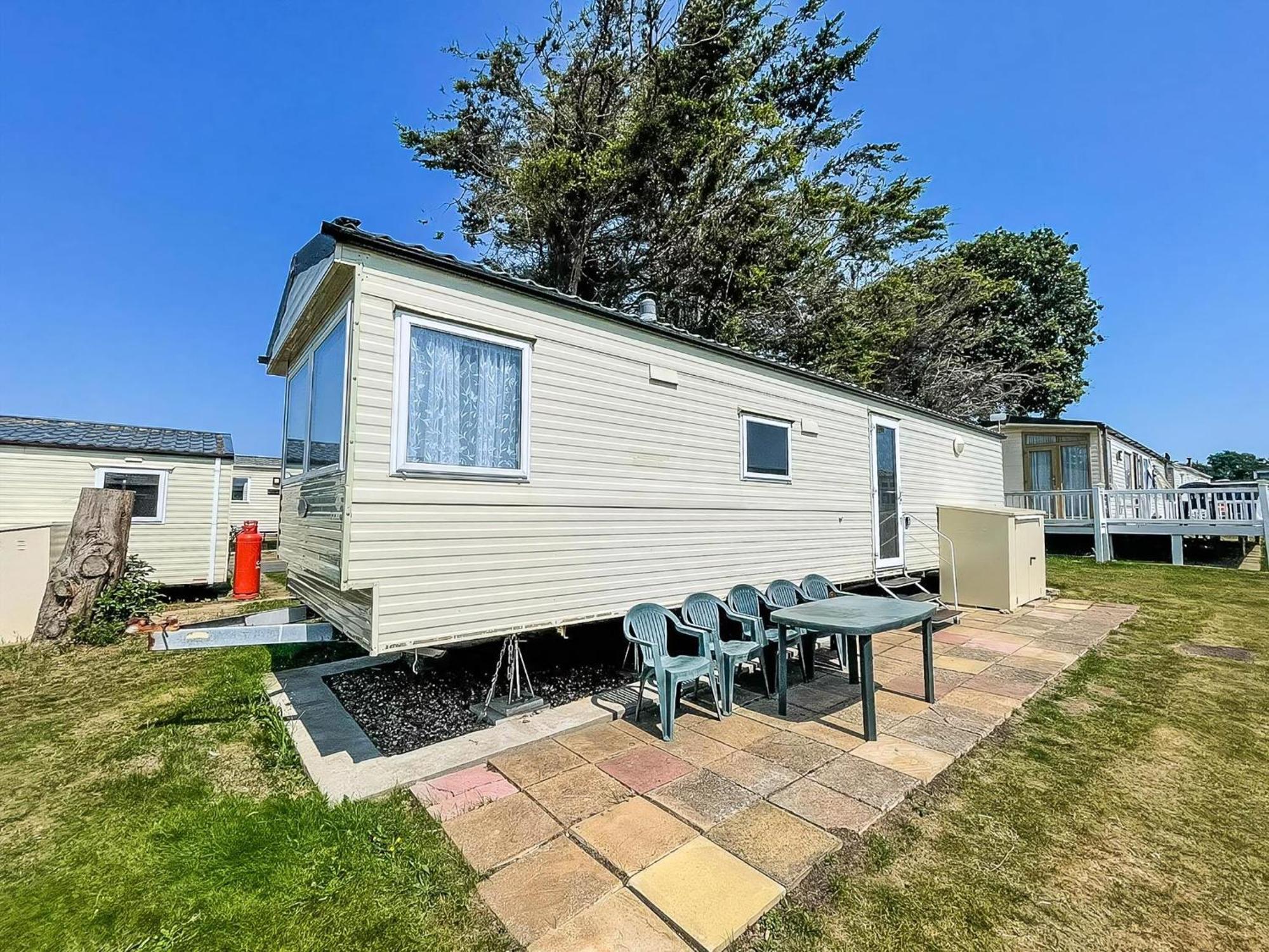 Lovely Caravan At Valley Farm Park, Sleeps 8 Ref 46127v * Great Clacton