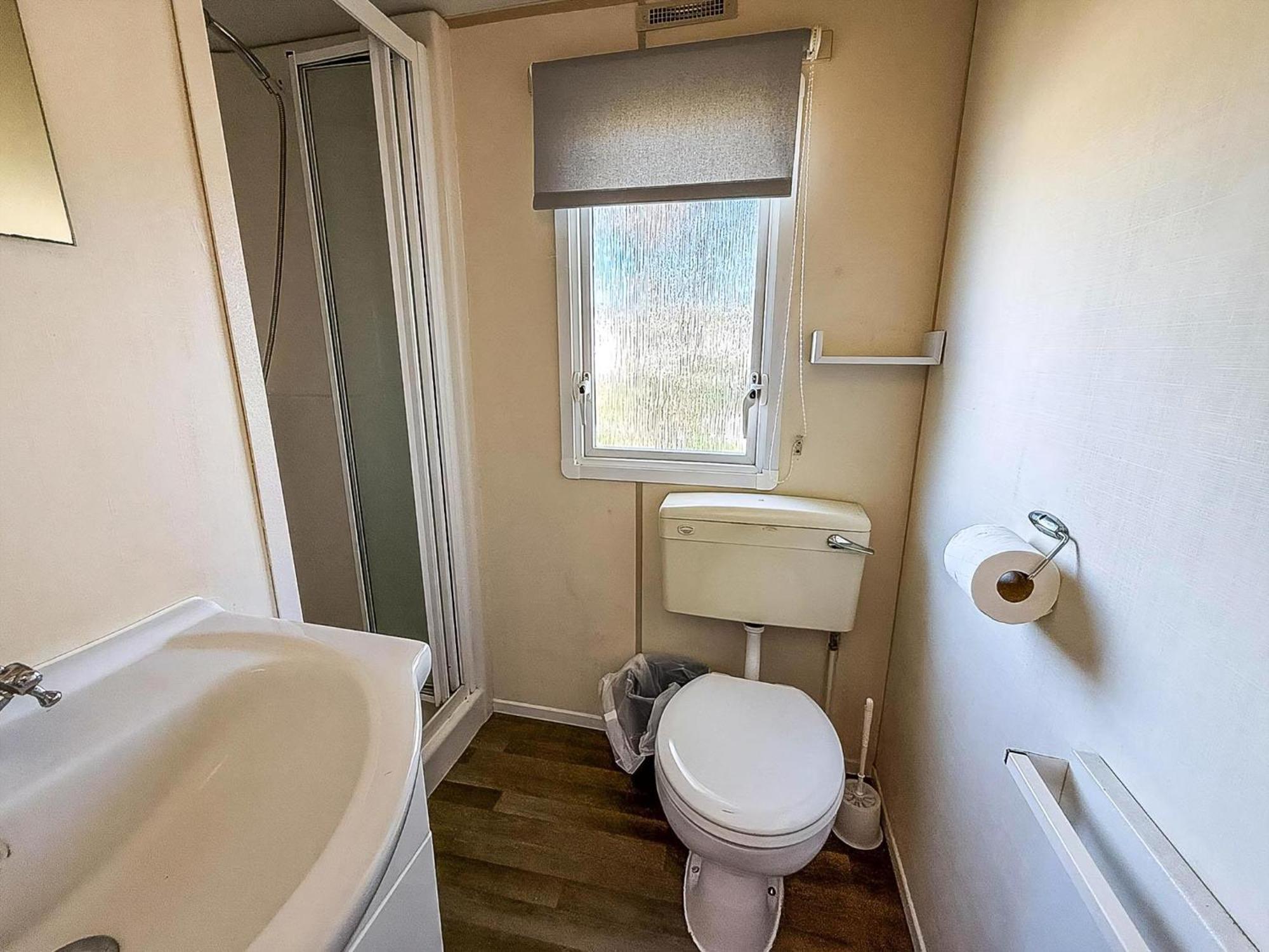 Lovely Caravan At Valley Farm Park, Sleeps 8 Ref 46127v Great Clacton