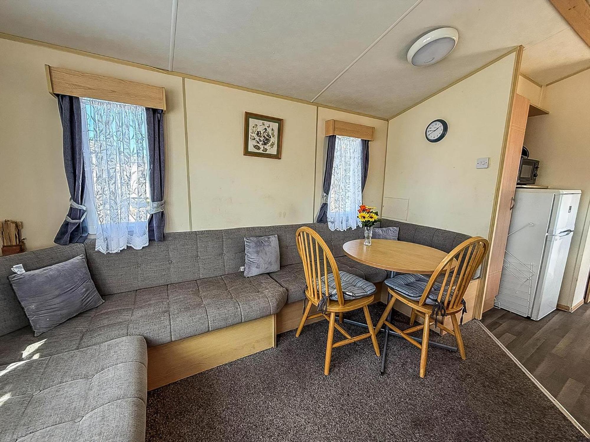 Lovely Caravan At Valley Farm Park, Sleeps 8 Ref 46127v Great Clacton